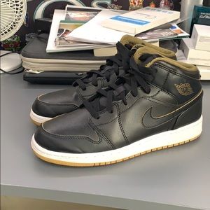 AIR JORDAN 1 MID GS - BLACK/GOLD - LIGHTLY USED